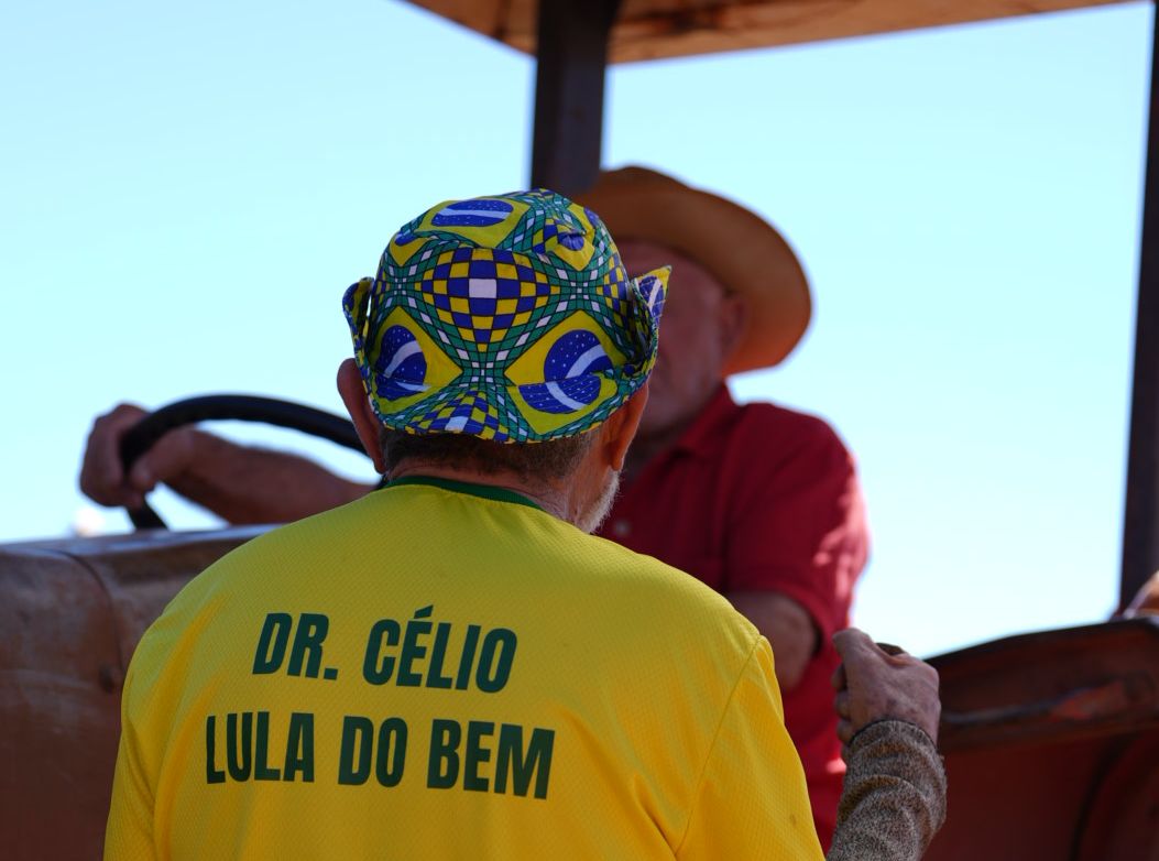 Ato de rua com público à direita