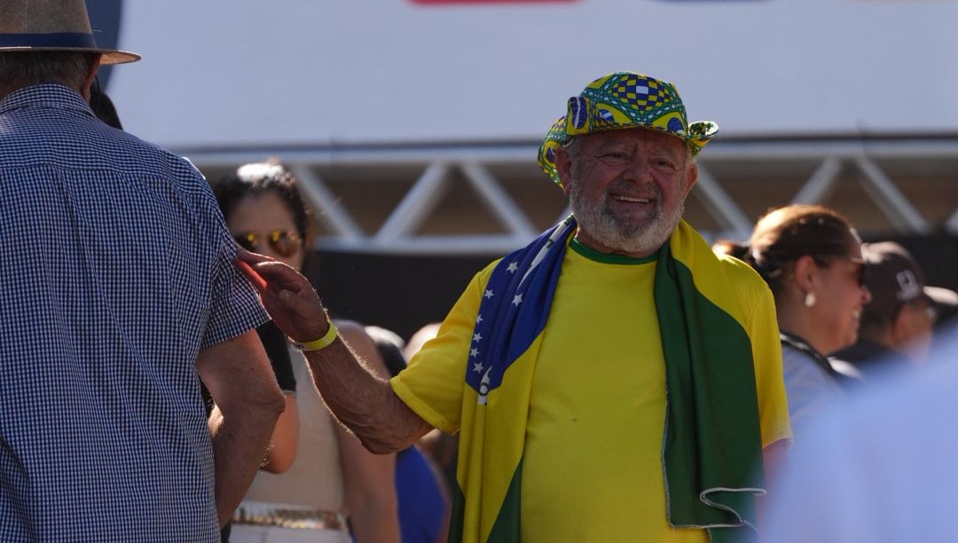 Ato de rua com público à esquerda