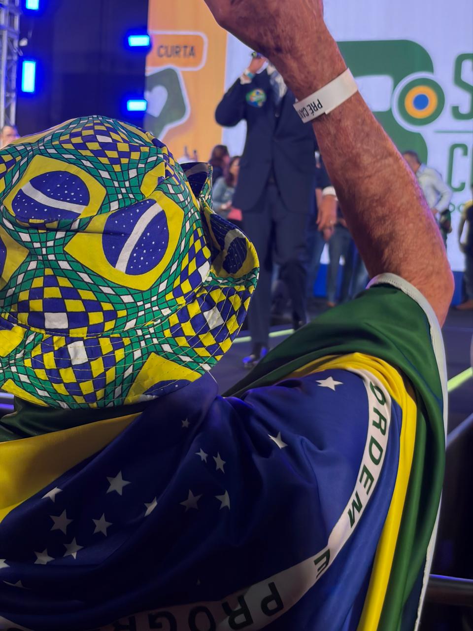 Público com bandeira do Brasil em ato